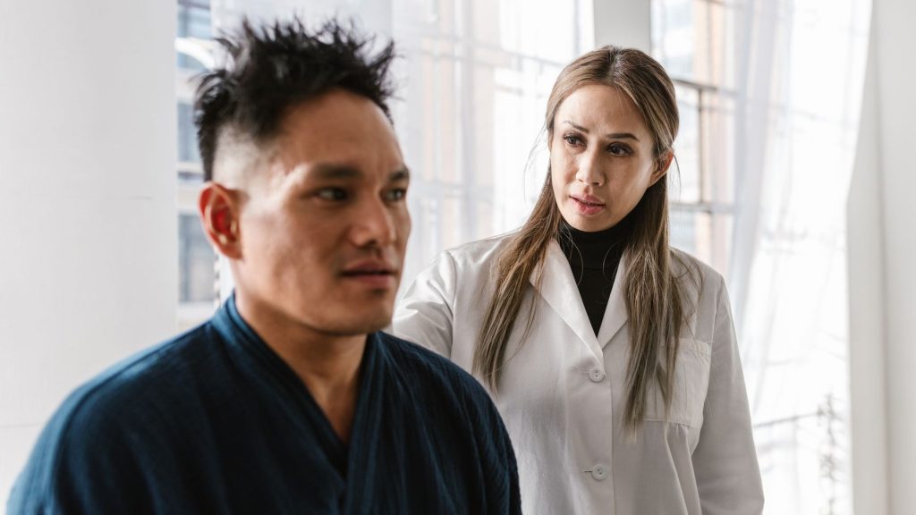 Femme en discussion avec une professionnelle de santé dans un bureau lumineux