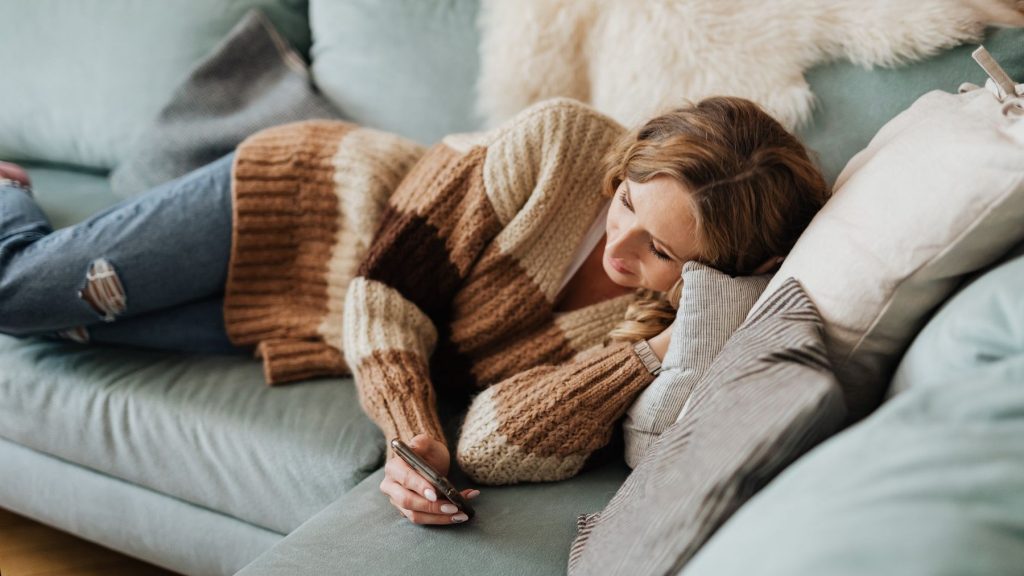 Femme se reposant avec une bouillotte, ambiance douce non anxiogène