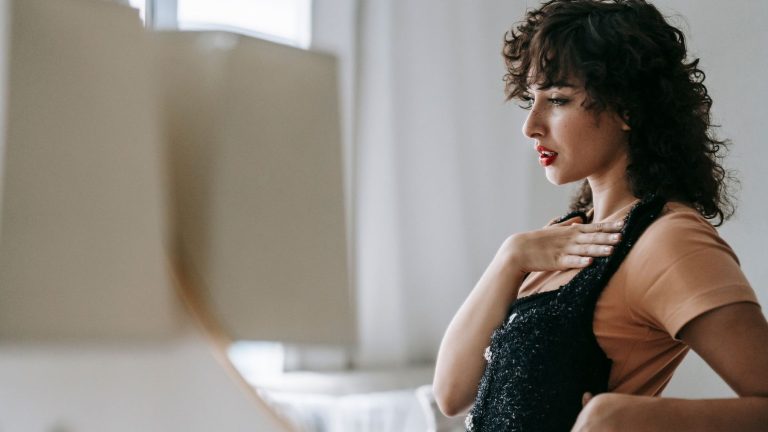 Femme près d’une fenêtre avec une tasse, ambiance calme