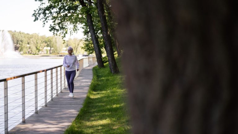 Home 3 Femme marchant dans un parc, activité douce et bien-être