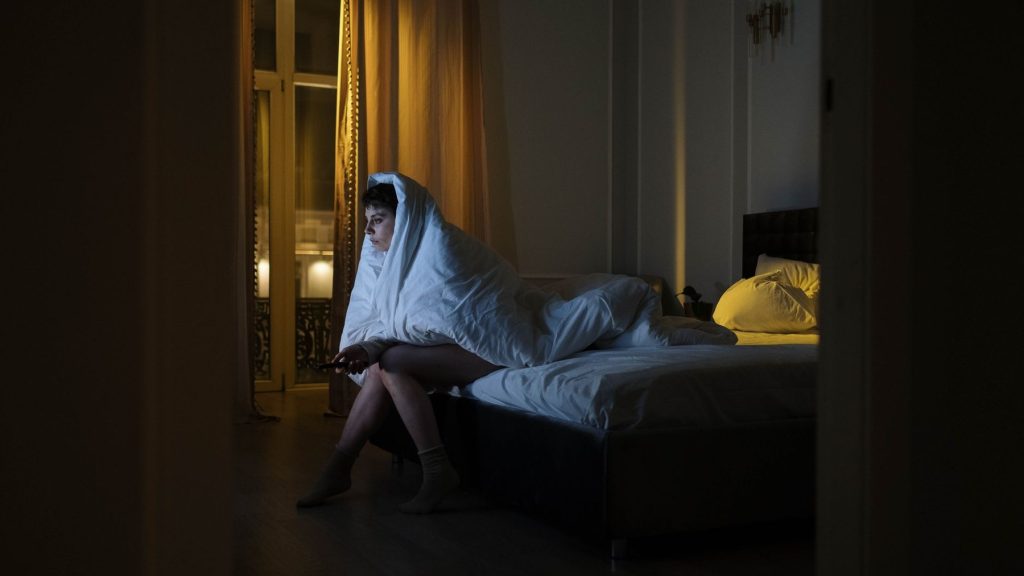 Chambre calme avec lumière douce, livre et tasse